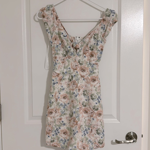 Abercrombie & Fitch Dresses & Skirts - Abercrombie and Fitch floral dress.